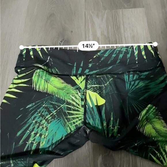 Fabletics Yogi Capri Green Tropical Rainforest Print Yoga Leggings Sz M - Picture 13 of 15